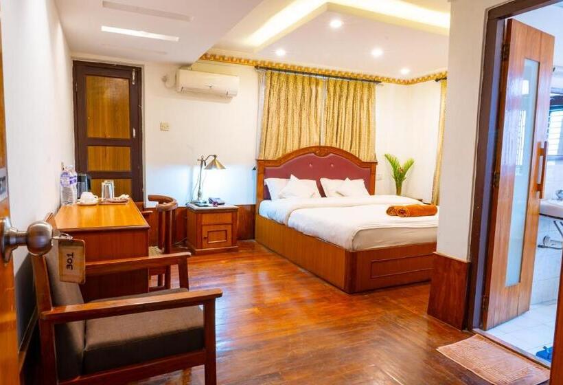 اتاق لوکس, Ganesh Himal