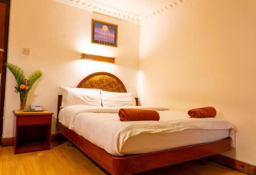 اتاق اکونومی, Ganesh Himal