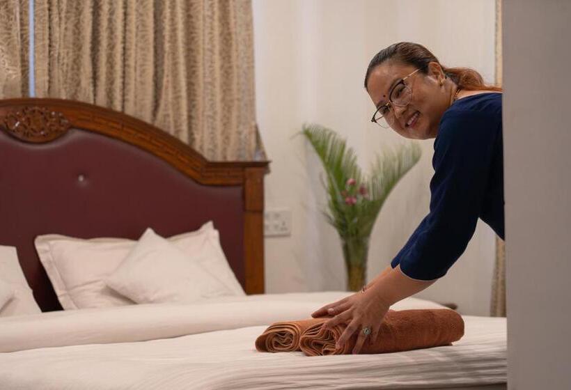 اتاق لوکس خانوادگی, Ganesh Himal