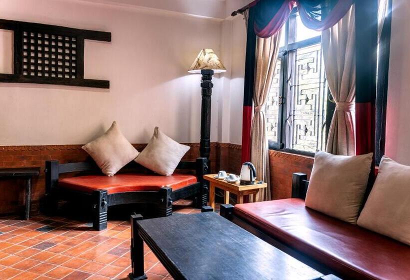 اتاق لوکس خانوادگی, Ganesh Himal