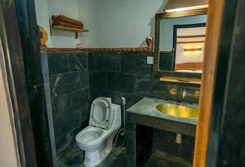 اتاق لوکس خانوادگی, Ganesh Himal