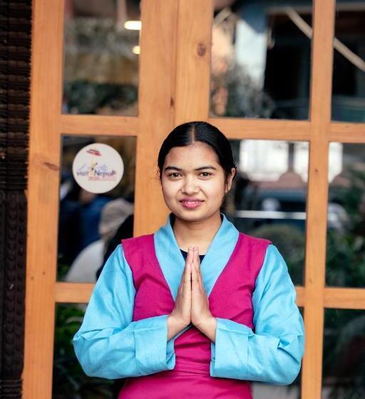 اتاق لوکس خانوادگی, Ganesh Himal