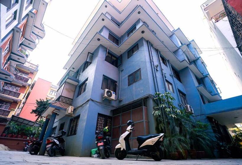 اتاق لوکس خانوادگی, Ganesh Himal