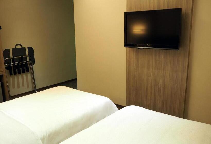 اتاق استاندارد, The Riverside Hotel International