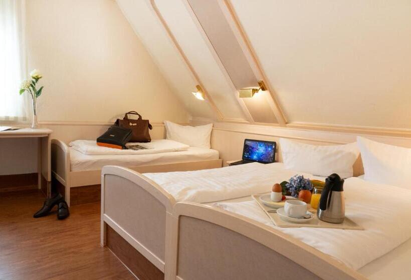 חדר סטנדרט לשלושה, Hauser Der Villa Italia