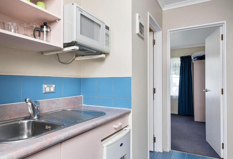 סטודיו אקונומי, Asure Prince Motor Lodge