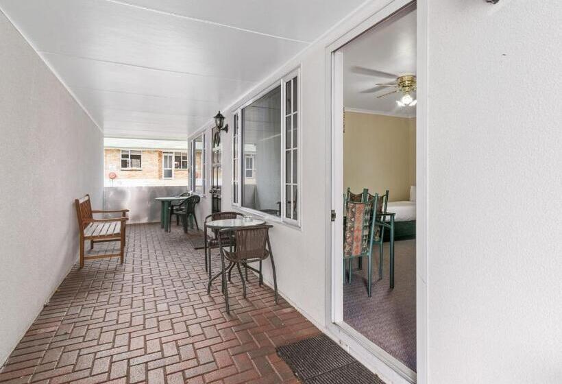 סטודיו אקונומי, Asure Prince Motor Lodge