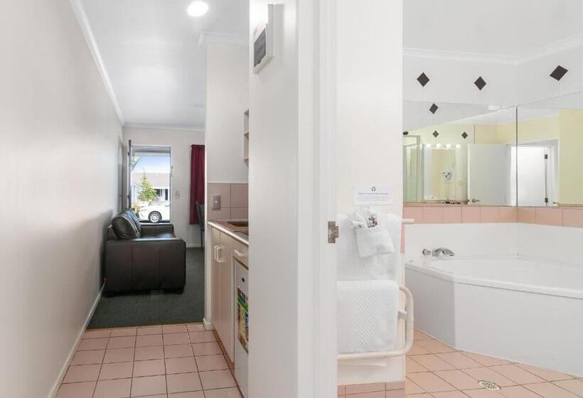 סוויטה משפחתית, Asure Prince Motor Lodge