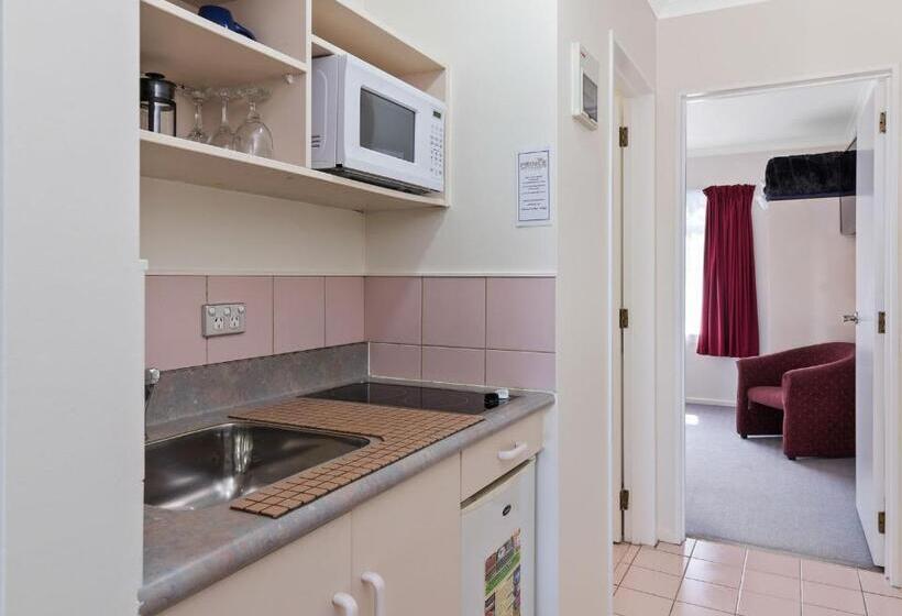 סוויטה משפחתית, Asure Prince Motor Lodge