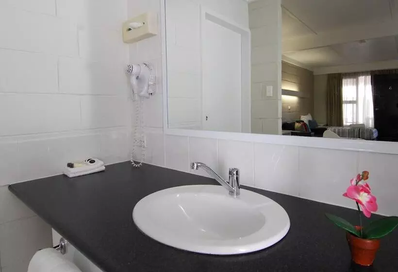 Perhehuone, Mayfair Motel
