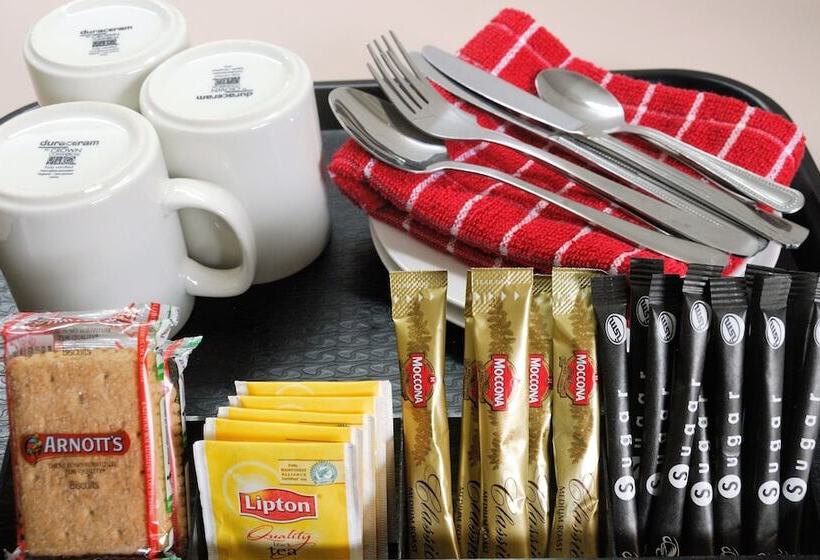 חדר משפחתי, Mayfair Motel