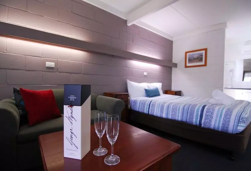 Perhehuone, Mayfair Motel