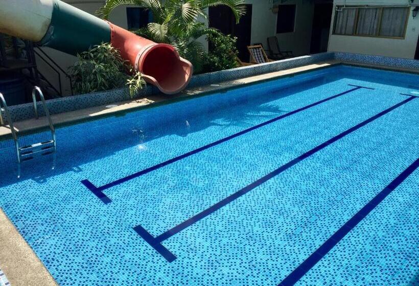 חדר סטנדרט לשלושה, Mundialcity