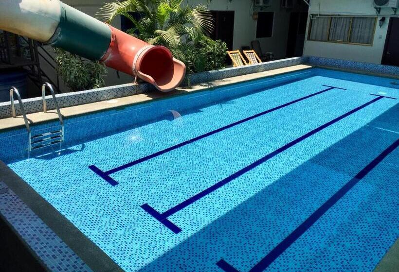 חדר סטנדרט לשלושה, Mundialcity