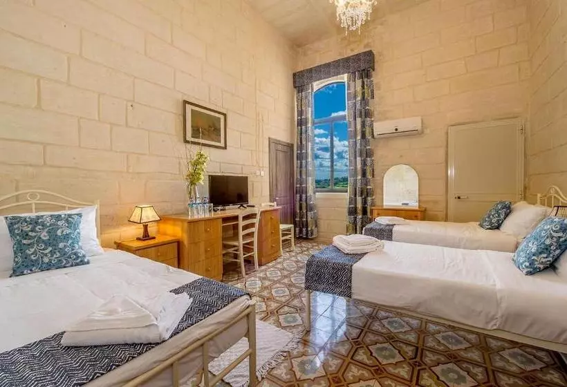 اتاق استاندارد سه نفره, Point De Vue Guesthouse
