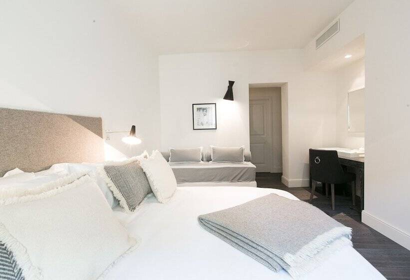 חדר דלוקס, Hall