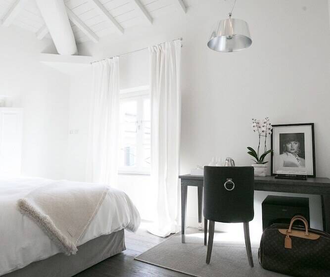 חדר דלוקס, Hall