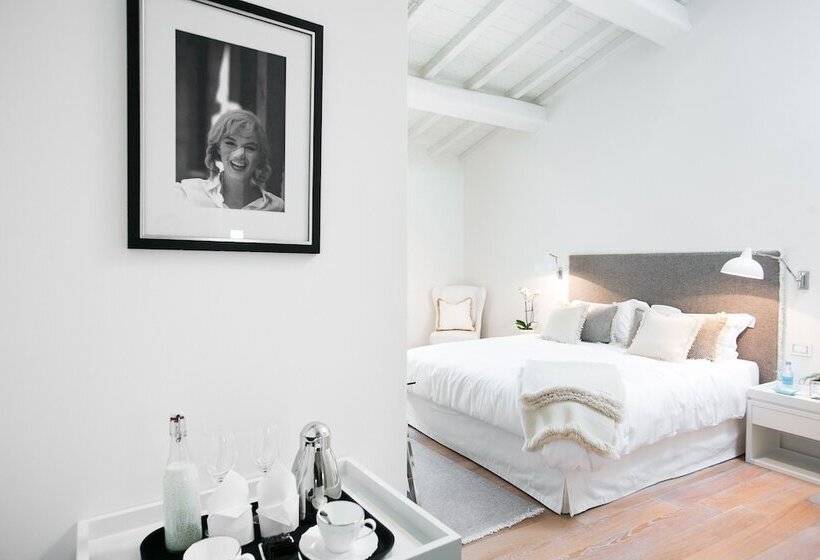 סוויטת ג'וניור, Hall