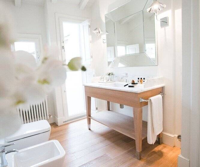 סוויטת ג'וניור, Hall