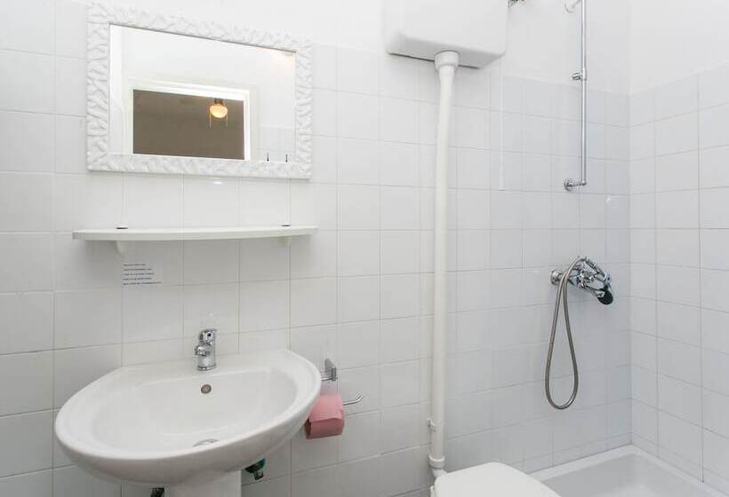 غرفة قياسية مطلّة علي البحر, Guest House Busurelo