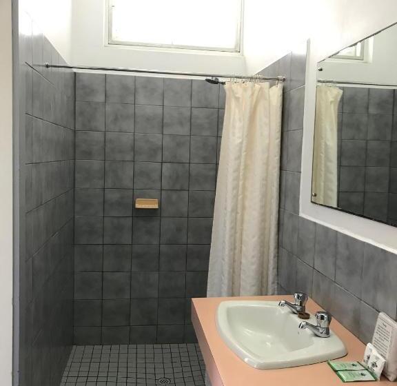 اتاق اکونومی, Highway One Motel