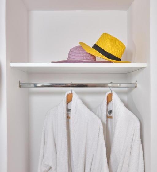 غرفة قياسية مطلّة علي البحر, Amorgion