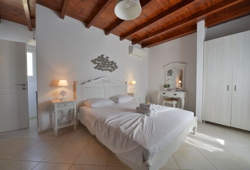 غرفة قياسية مطلّة علي البحر, Amorgion