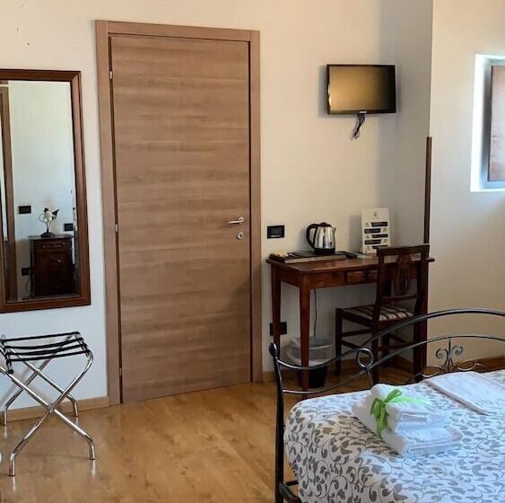 اتاق استاندارد سه نفره, Borghetto Airport/hospital