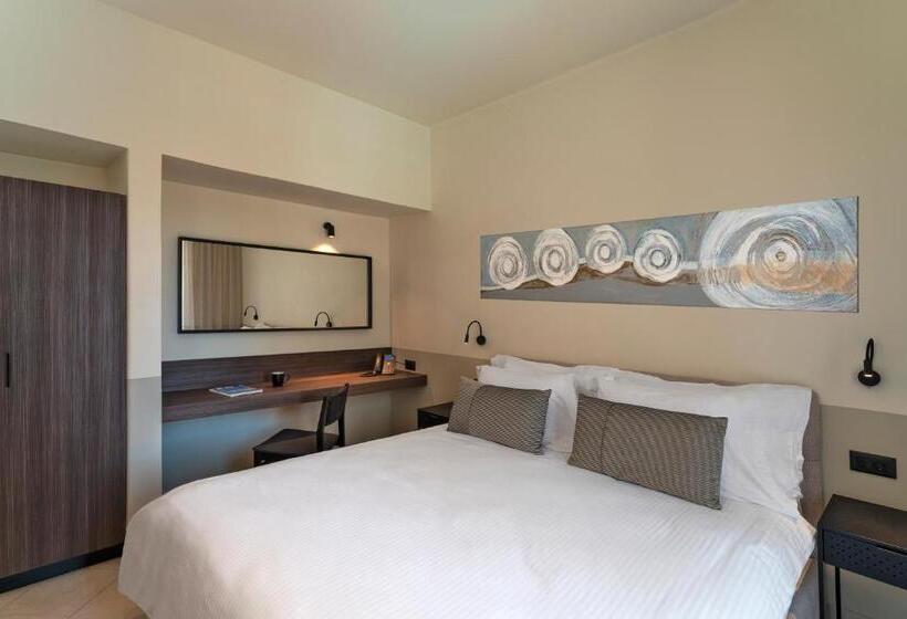 Полулюкс с Балконом, Mariette Rhodes Urban Suites
