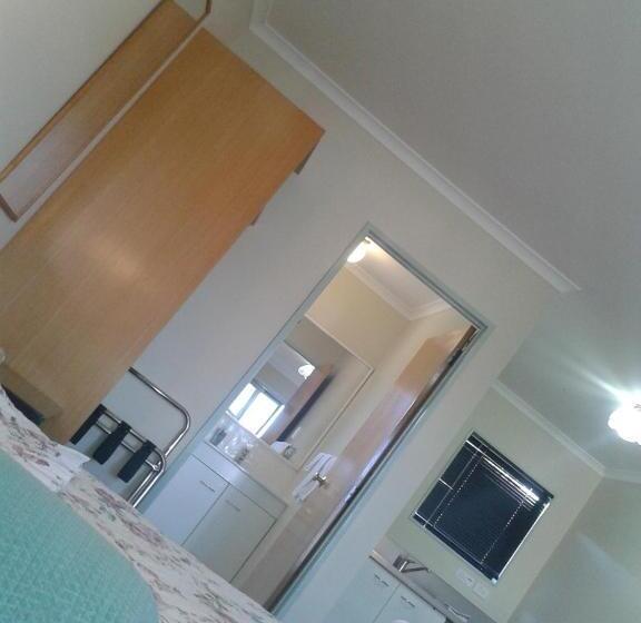 Студия Стандарт, Ulster Lodge Motel