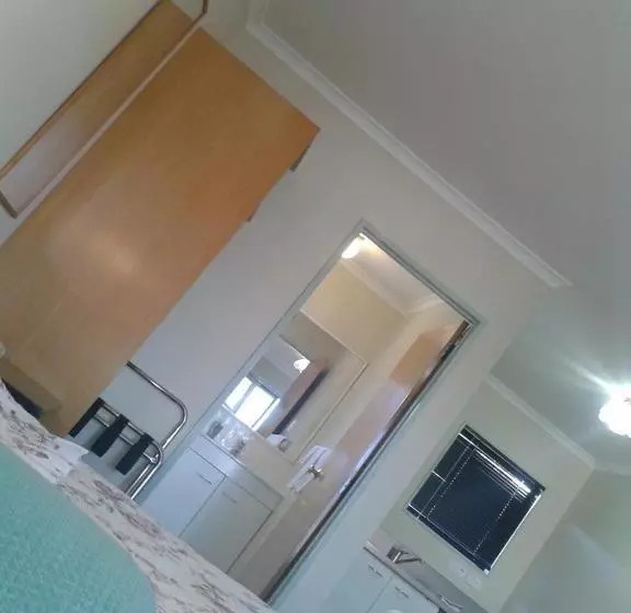 استودیوی استاندارد, Ulster Lodge Motel