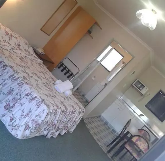 استودیوی استاندارد, Ulster Lodge Motel
