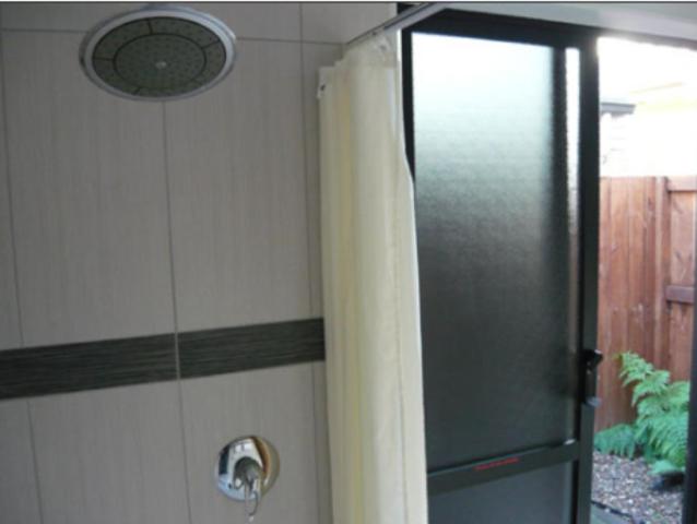 Студия Классика, Ulster Lodge Motel