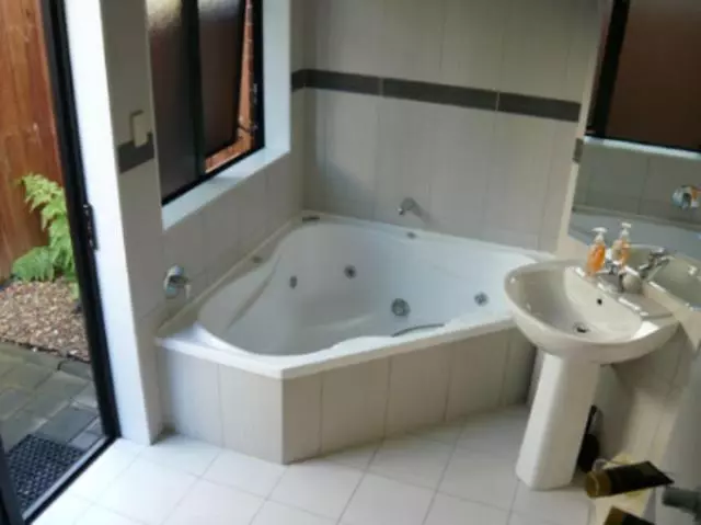 استودیوی کلاسیک, Ulster Lodge Motel