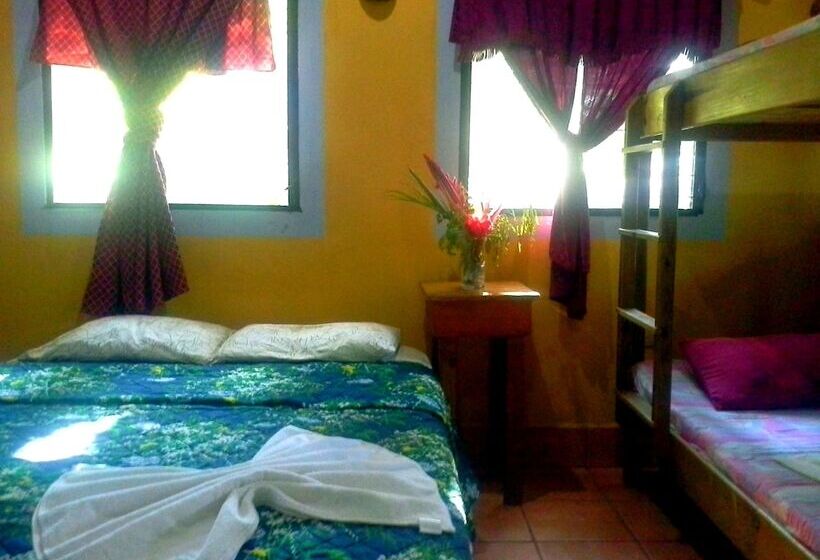 بنگله خانوادگی, Denny S Beach Resort