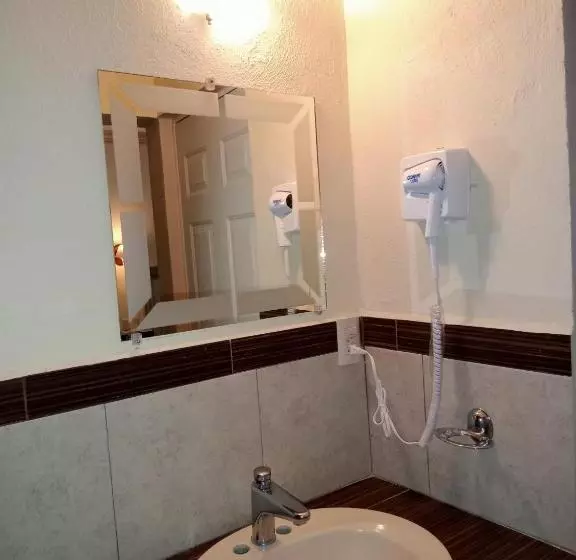 اتاق اجرایی سه نفره, La Merced