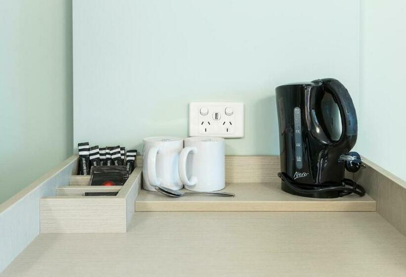 Escritório Estándar, Nightcap At Atherton