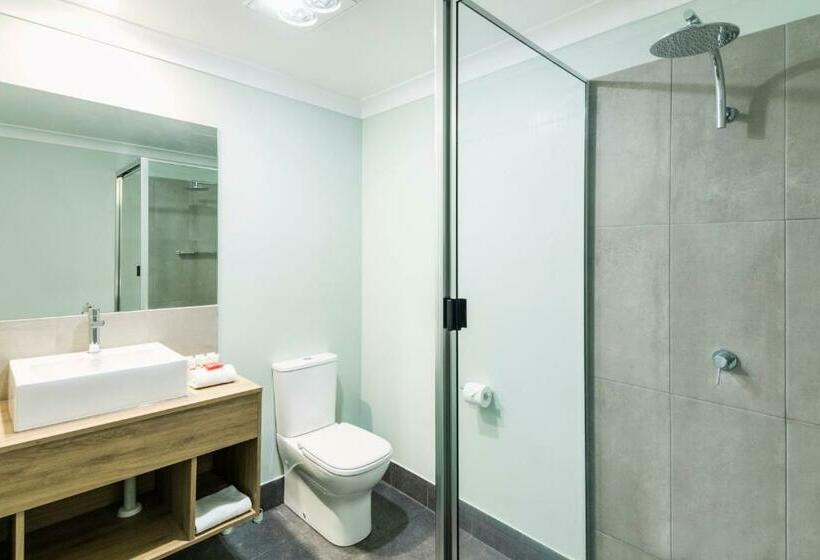 Escritório Estándar, Nightcap At Atherton