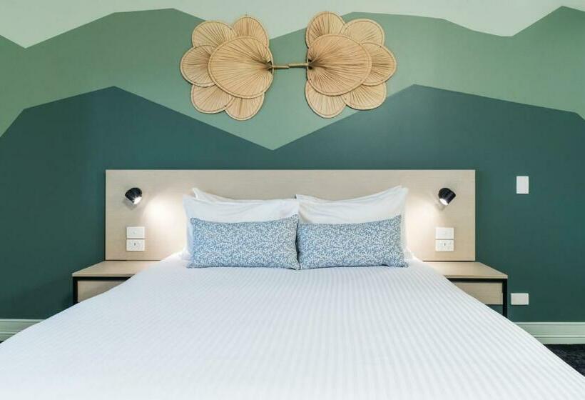 Escritório Estándar, Nightcap At Atherton