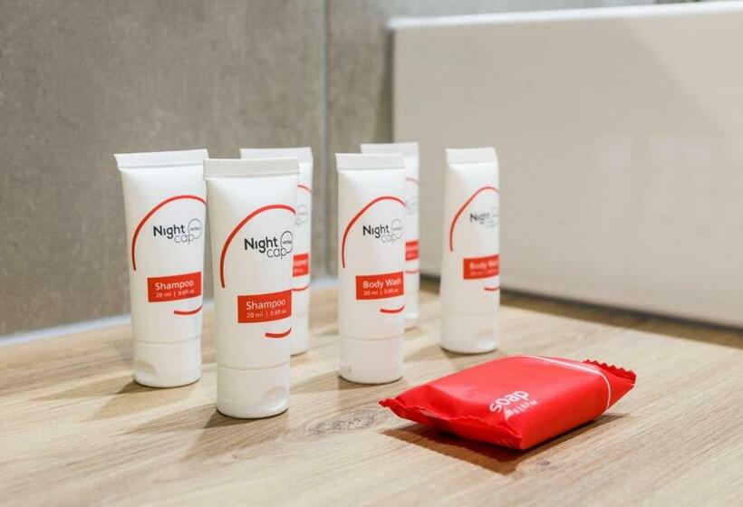 Estúdio Familiar, Nightcap At Atherton