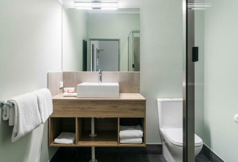 Estúdio Familiar, Nightcap At Atherton