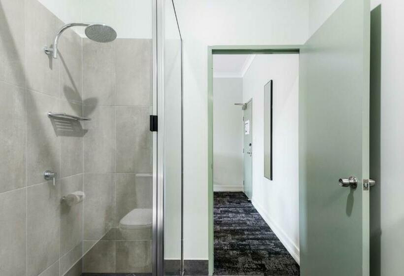 Estúdio Familiar, Nightcap At Atherton