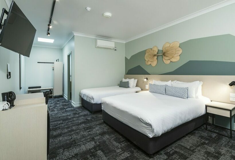 Estúdio Familiar, Nightcap At Atherton