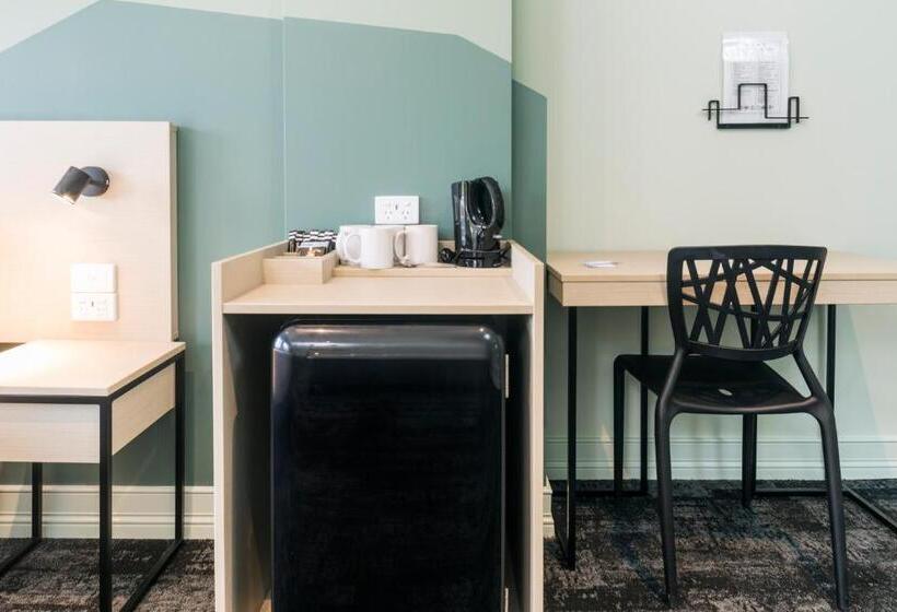 Estúdio Familiar, Nightcap At Atherton