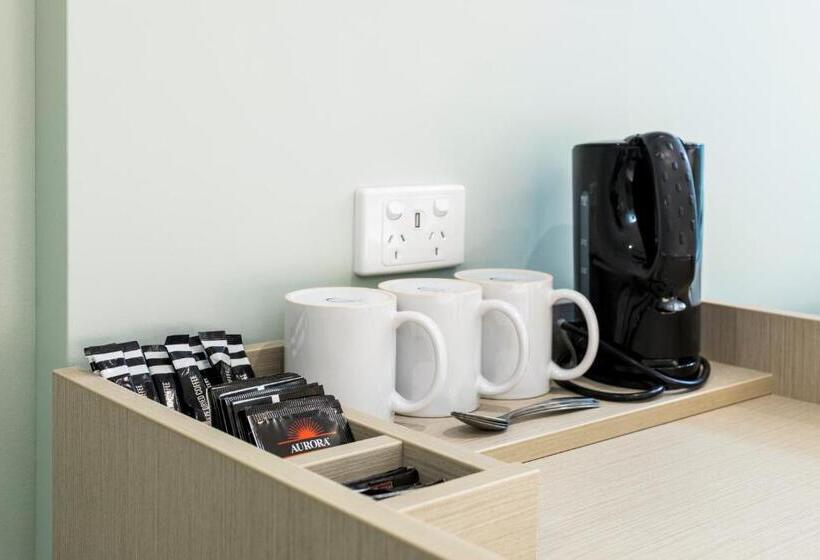 Escritório Estándar, Nightcap At Atherton