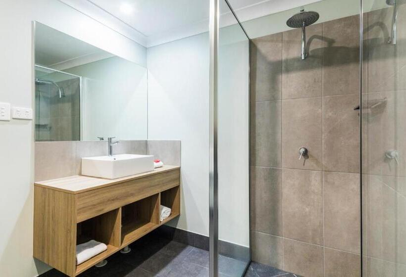 Escritório Estándar, Nightcap At Atherton