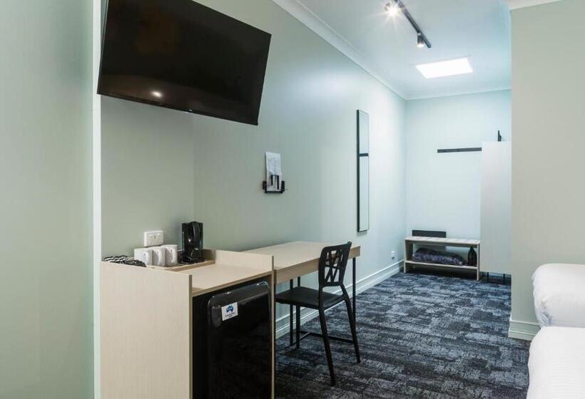 Escritório Estándar, Nightcap At Atherton