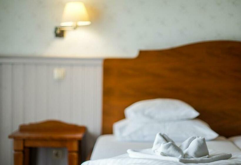 标准间, Piroska Villa