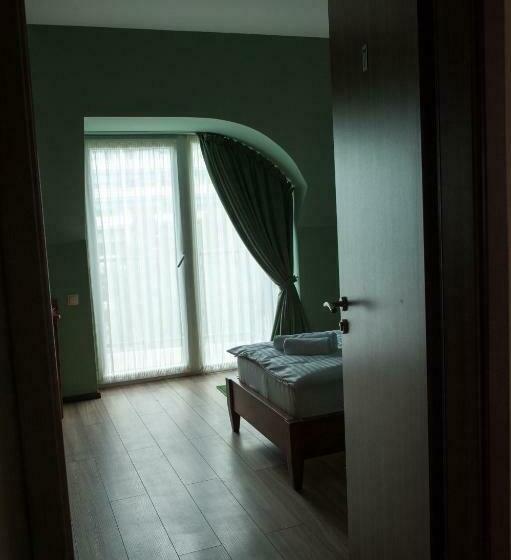 标准间, Piroska Villa