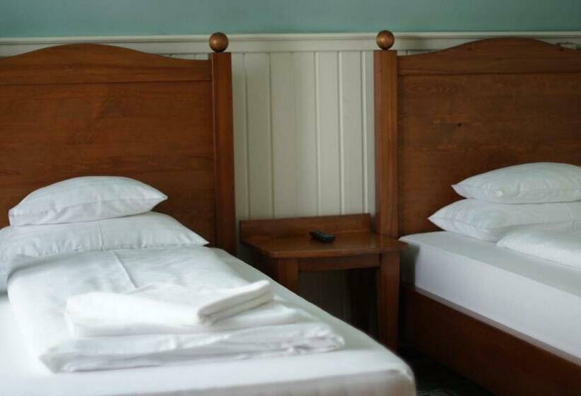 标准间, Piroska Villa